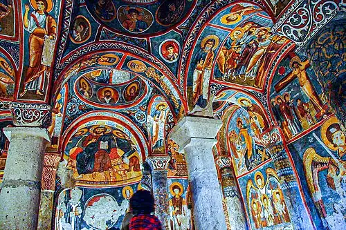 Interior de uma igreja rupestre, ver Igrejas da Capadócia