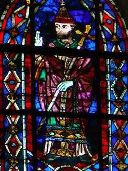 Vitral de Inocêncio usando o vestuário de sua época, incluindo a cruz papal que ele introduziu, na  Catedral de Troyes, França.