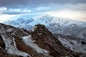 Vista do Castelo de Alamut, a sede da ordem dos Assassinos em Qazvin, Irã.