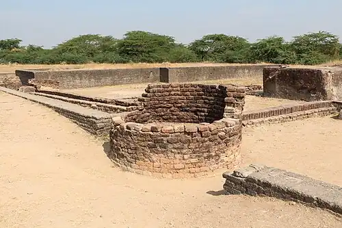 Um antigo poço e canais de drenagem em Lothal, Gujarate, Índia, arquiteto desconhecido, c.2300 a.C. em diante