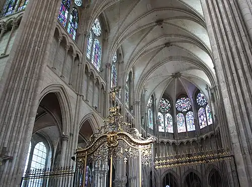 Interior da Catedral de Auxerre na Borgonha (1215-1233)