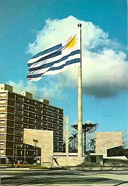 Mastro assente no solo, arvorando a bandeira do Uruguai.