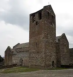 Torre sineira e igreja. Priorado de Santa Maria de Serrabona (Rossilhão)