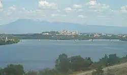 Rio Ródano e cidade de Avinhão vistos do TGV