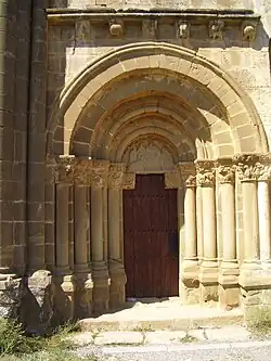 A porta da frente, com mísulas a suportar a cornija, tal como o resto da igreja, apresenta um bom acabamento.