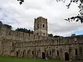 Exterior de Fountains Abbey, focada na torre