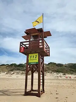 Bandeira amarela, arvorada numa torre de salva-vidas de uma praia da Andaluzia, significando perigo intermédio.