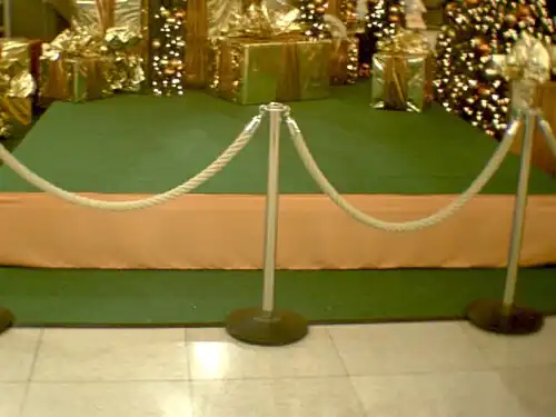 Cabos suspensos entre dois pontos formando catenárias.