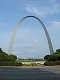 Gateway Arch: Arco em forma de catenária invertida achatada (St. Louis, Estados Unidos).[22]