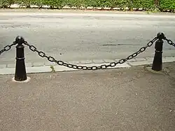 Corrente suspensa formando uma catenária.