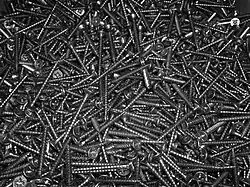 Imagem preto e branco de uma grande de parafusos