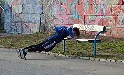 As chamadas abdominais são uma modalidade de exercício físico na qual se exige dos músculos localizados anteriormente no abdome, responsáveis pela flexão do tronco.