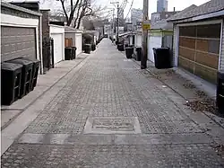 Viela reformada com pavimentação permeável localizada em Chicago, Illinois.