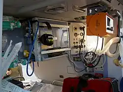 Figura 15. Equipamentos médicos fixos e alguns materiais de acesso venoso.