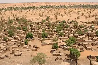 Migração ambiental. A redução das chuvas culmina em desertificação, o que prejudica a subsistência agrícola e pode forçar o deslocamento de populações. Na imagem: Telly, Mali (2008).