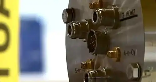 Um flange do cryomodule é usado para conectar fios e cabos de instrumentação.