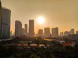 Uma vista do horizonte de Jacarta durante a hora de ouro