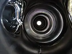 Uma visão interior da cavidade de radiofrequência supercondutora de nióbio