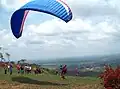 Parapentista preparando-se para decolar da Serra do Estrondo em Axixá do Tocantins, em Tocantins, no Brasil.