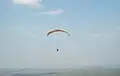 Parapentista em pleno voo na Serra do Estrondo em Axixá do Tocantins, em Tocantins, no Brasil.