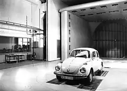Um fusca num túnel de vento para teste de aerodinâmica automotiva.