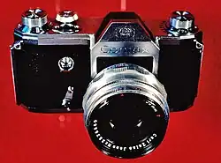 Uma Contax S com um pentaprisma de topo pela primeira vez no mundo em uma câmera reflex monobjetiva.