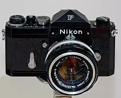 Uma Nikon F com um pentaprisma de topo intercambiavel - o primeiro sistema de câmera do mundo.