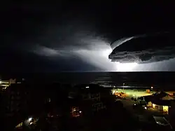 Tempestade durante a sudestada na Villa Gesell, Província de Buenos Aires