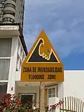 Um sinal de perigo de tsunâmi (espanhol - inglês) em Iquique, Chile.