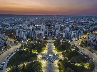Derzhprom in Kharkiv por Sergei Serafimov, Samuel Kravets e Mark Felger (1925–1928)