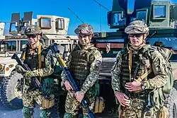 Paraquedistas militares das Forças de Assalto Aéreo com equipamento modernizado