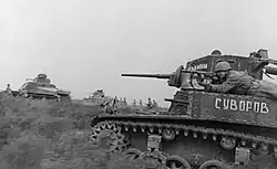 Um soldado soviético posando em cima de um Stuart batizado "Suvorov" na Frente do Don, em novembro de 1942, na Frente Oriental.