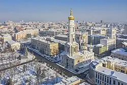 Sentido anti-horário: Catedral da Assunção (imagem grande), conselho da cidade de Carcóvia, Universidade Nacional de Carcóvia, monumento de Taras Chevtchenko, estação de trem de Carcóvia, Derjprom