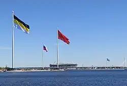 Mastros de São Petersburgo (175 m), arvorando três bandeiras históricas da Rússia (imperial, soviética e atual)