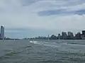 O rio Hudson, na divisa com Nova Iorque, à direita, e Jersey City, à esquerda.