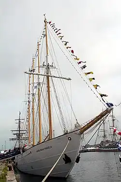 Veleiro Santa Maria Manuela embandeirado em arco.