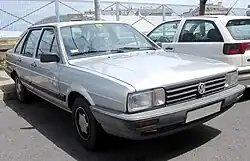 Frente de um Volkswagen Santana GX (1985).