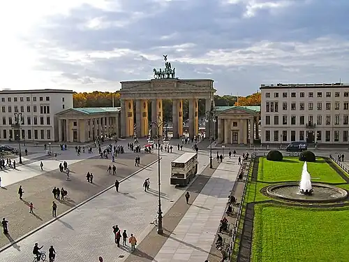 Com a Pariser Platz em 2005, após restauração e abertura para pedestres