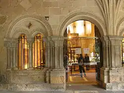 Pilares com colunas anexas, capitéis contínuos, janelas gémeas, frisos. Sala do Capítulo