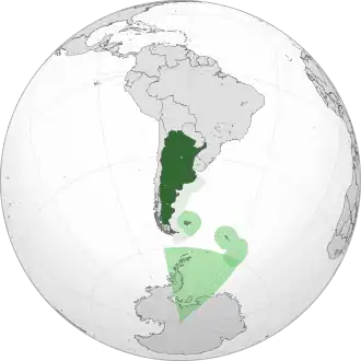 Localização da Argentina em verde escuro; Ilhas Malvinas, Ilhas Geórgia do Sul e Sandwich do Sul (administradas pelo Reino Unido) e a área reivindicada pelo país na Antártida em verde claro.