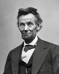 Lincoln envelhecido com uma barba.