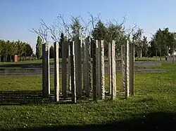 Alberto Carneiro, Sobre a floresta, 2012, granito e bronze, altura 350&nbsp;cm