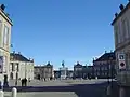 A ópera de Copenhaga vista do Palácio de Amalienborg (atrás da estátua)