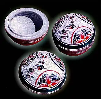 Artesanato utilitário em pedra sabão.