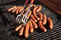 Salsichas assadas nos Estados Unidos.