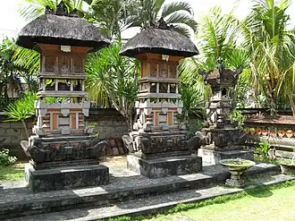 Pequenos santuários familiares balineses para homenagear seus ancestrais em Bali, Indonésia