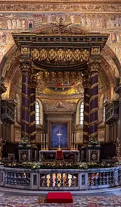 Baldaquino sobre o altar-mor