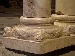 Base Toscânia com gola, decorada com entrelaçamento no chefe e bestas nas esporas, na tribuna. Santa Maria de Serrabona (Roussillon)