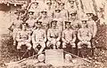Equipe competitiva de baionetas da Companhia "H", 2º Batalhão, Regimento de Lincolnshire, equipada com armas falsas não-letais, na colônia-fortaleza imperial de Gibraltar em 1913.