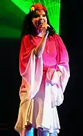 Björk performando